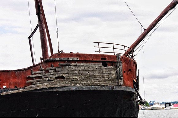 Derelict bowsprit